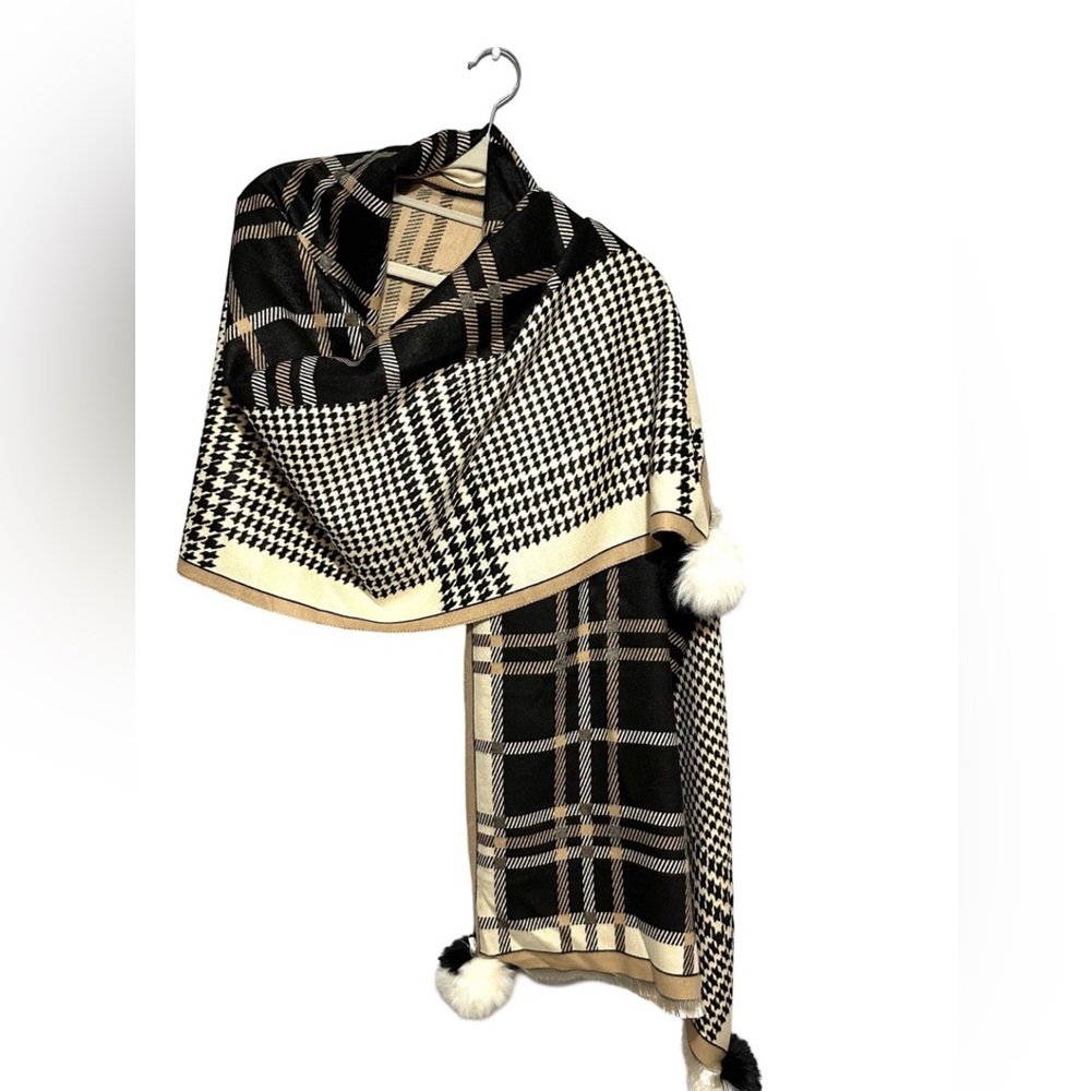 LA FIORENTINA PLAID/HOUNDSTOOTH PRINT WRAP WITH FOX POMS - BLACK & BEIGE - Picture 5 of 9